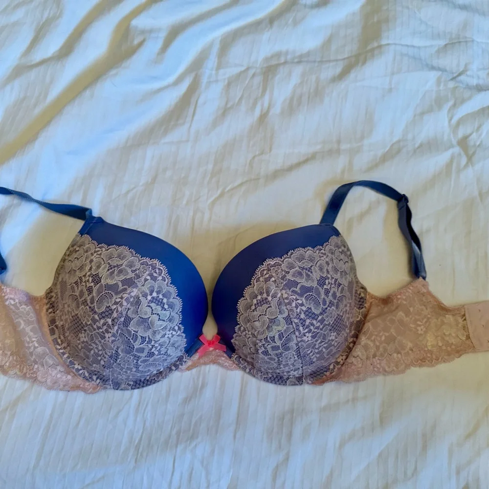 Sexy pink lace and purple Victoria’s Secret bra - Picture 3 of 7